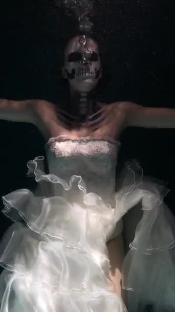 Girl Bride Dead Man Skeleton Makeup Scares Water Inglês Conceito — Vídeo de Stock