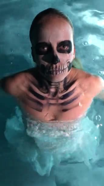 Chica Novia Hombre Muerto Esqueleto Maquillaje Asusta Bajo Agua Concepto — Vídeo de stock