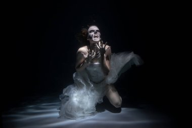 Ölü Adam İskeleti Giyen Kız Suyun Altında Korkutur. Cadılar Bayramı Konsepti