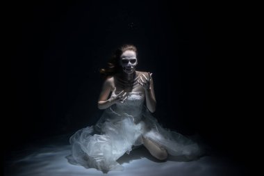 Ölü Adam İskeleti Giyen Kız Suyun Altında Korkutur. Cadılar Bayramı Konsepti