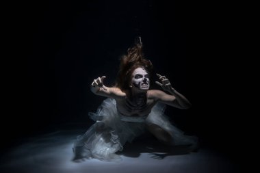 Ölü Adam İskeleti Giyen Kız Suyun Altında Korkutur. Cadılar Bayramı Konsepti