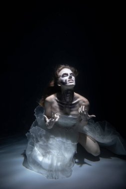 Ölü Adam İskeleti Giyen Kız Suyun Altında Korkutur. Cadılar Bayramı Konsepti