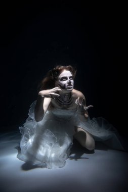 Ölü Adam İskeleti Giyen Kız Suyun Altında Korkutur. Cadılar Bayramı Konsepti