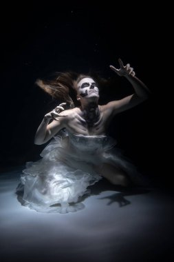 Ölü Adam İskeleti Giyen Kız Suyun Altında Korkutur. Cadılar Bayramı Konsepti