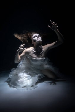 Ölü Adam İskeleti Giyen Kız Suyun Altında Korkutur. Cadılar Bayramı Konsepti