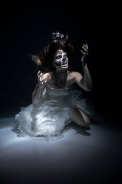 Ölü Adam İskeleti Giyen Kız Suyun Altında Korkutur. Cadılar Bayramı Konsepti