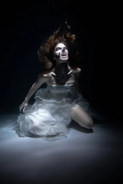 Girl Bride Dead Man Skelet Make Schrikt Onder Water Halloween — Stockfoto