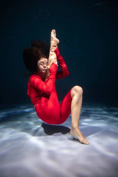 Het Meisje Bezig Met Yoga Onder Water Sportkleding Onderdompeling Meditatie — Stockfoto