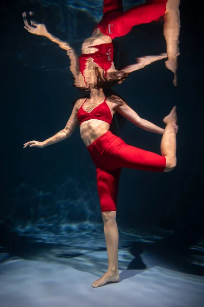 Het Meisje Bezig Met Yoga Onder Water Sportkleding Onderdompeling Meditatie — Stockfoto