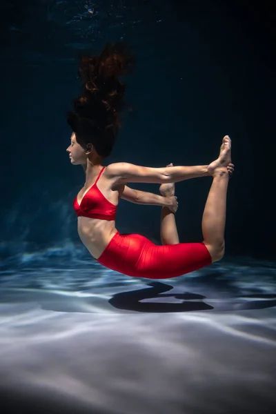 Chica Dedica Yoga Bajo Agua Ropa Deportiva Inmersión Meditación — Foto de Stock