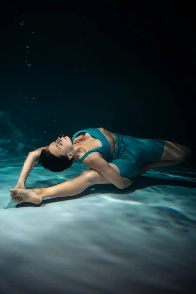 La fille est engagée dans le yoga sous l'eau en vêtements de sport. Asanas et méditation — Photo