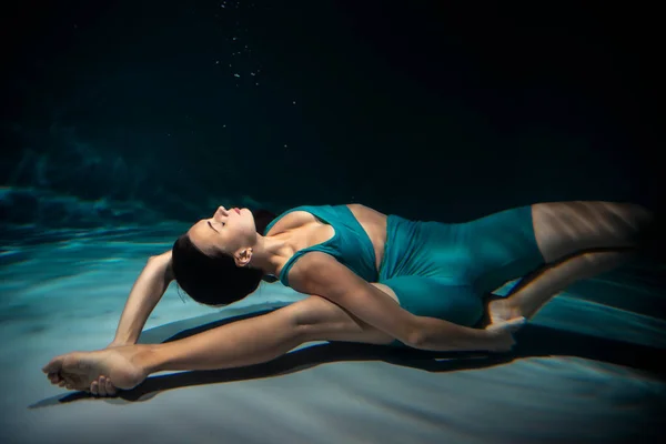 La fille est engagée dans le yoga sous l'eau en vêtements de sport. Asanas et méditation — Photo