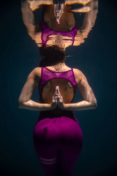 La chica se dedica al yoga bajo el agua en ropa deportiva. Asanas y Meditación —  Fotos de Stock