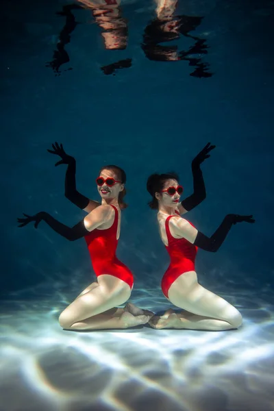 水の下の美しい女の子 アートフォトセッション — ストック写真