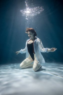 Su altında çekici genç bir kadının portresi. Güzellik ve Moda
