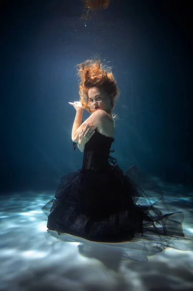 Vrouwelijk Portret Zwart Korset Onderwater — Stockfoto