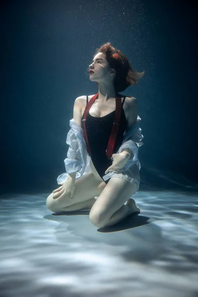 Portret Van Een Aantrekkelijke Jonge Vrouw Onder Water Schoonheid Mode — Stockfoto