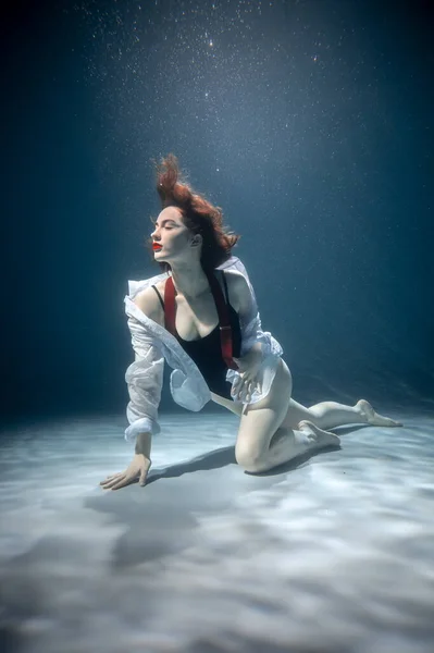 Portret Van Een Aantrekkelijke Jonge Vrouw Onder Water Schoonheid Mode — Stockfoto