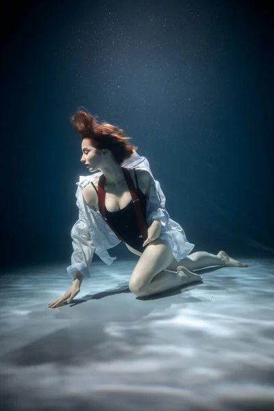 Portret Van Een Aantrekkelijke Jonge Vrouw Onder Water Schoonheid Mode — Stockfoto