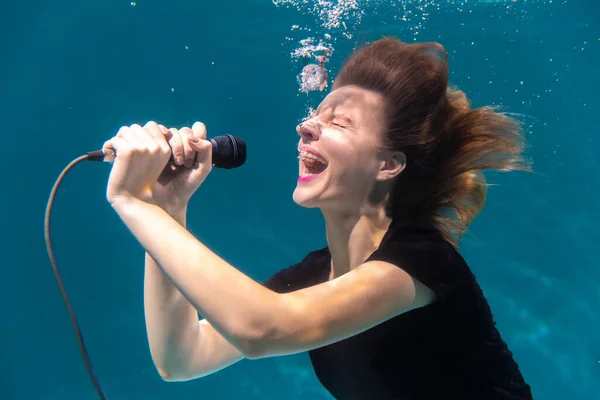 Girl Sings Microphone Water Copy Space — Stock Photo, Image