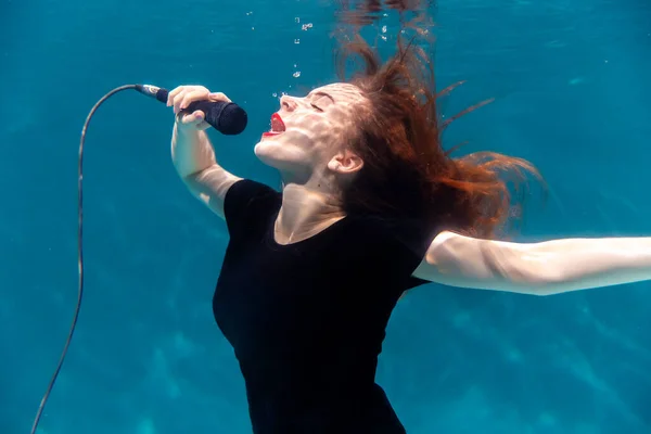 Girl Sings Microphone Water Copy Space — Stock Photo, Image