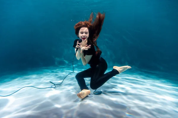 Dívka Zpívá Mikrofonu Pod Vodou Kopírovat Mezeru — Stock fotografie