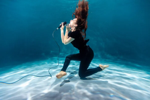 Rapariga Canta Microfone Debaixo Água Espaço Cópia Fotografia De Stock