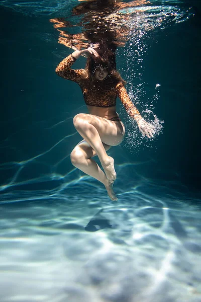 Svůdný Smyslný Dívka Dámské Spodní Prádlo Pod Vodou — Stock fotografie