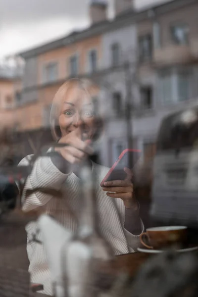 Женщине Нравится Кофе Windows Копировальное Пространство — стоковое фото