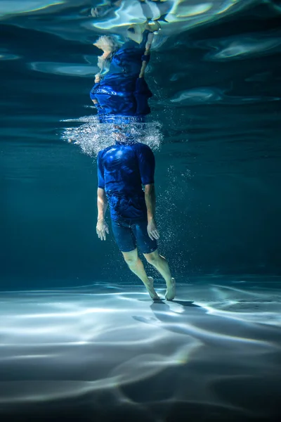 Pływak pod wodą w basenie. Odbiór. Koncepcja sportowa — Zdjęcie stockowe
