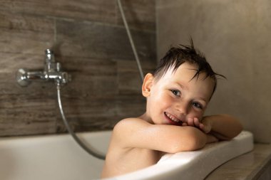 Çocuk Banyo 'da Yıkanır. Boşluğu Kopyala