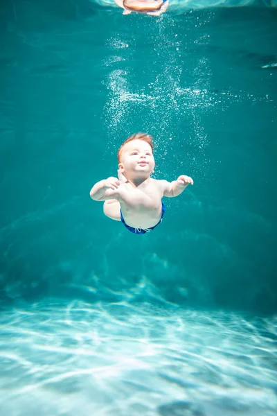 Милый ребенок ныряет в бассейн. Копировальное пространство — стоковое фото