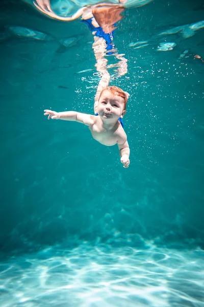 Słodkie Kid Dives w basenie. Przestrzeń kopiowania — Zdjęcie stockowe