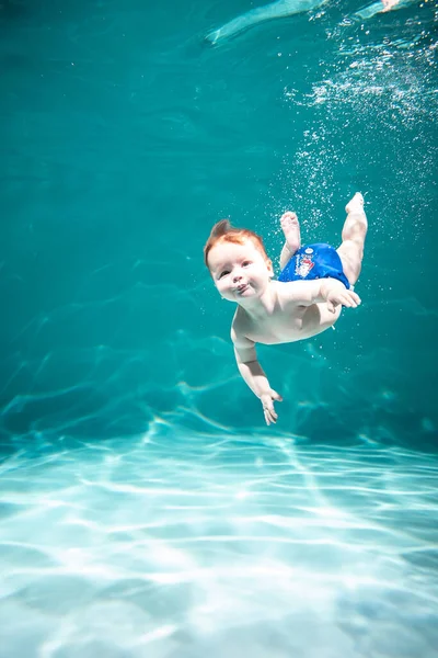 Słodkie Kid Dives w basenie. Przestrzeń kopiowania — Zdjęcie stockowe