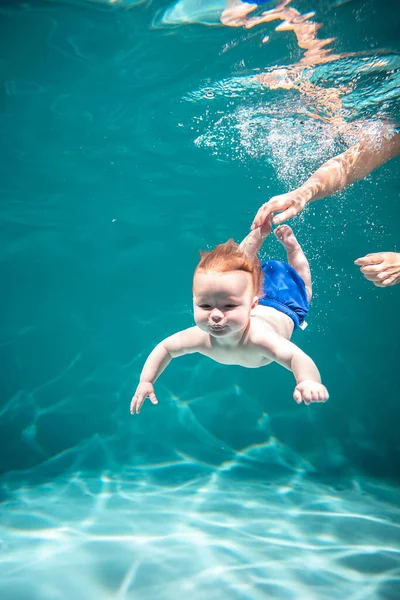 Aranyos gyerek merül a medencében. Fénymásolási tér — Stock Fotó