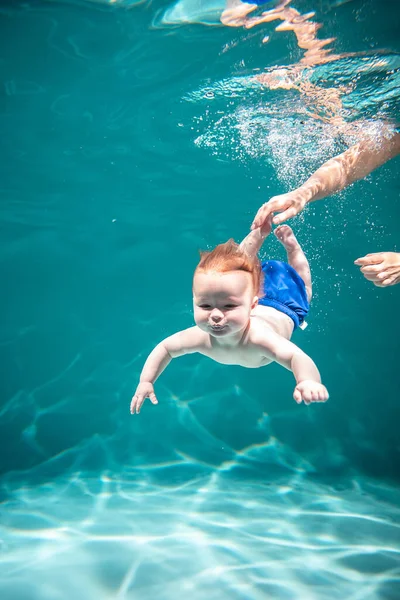 Miúdo bonito mergulha na piscina. Espaço de cópia Imagem De Stock