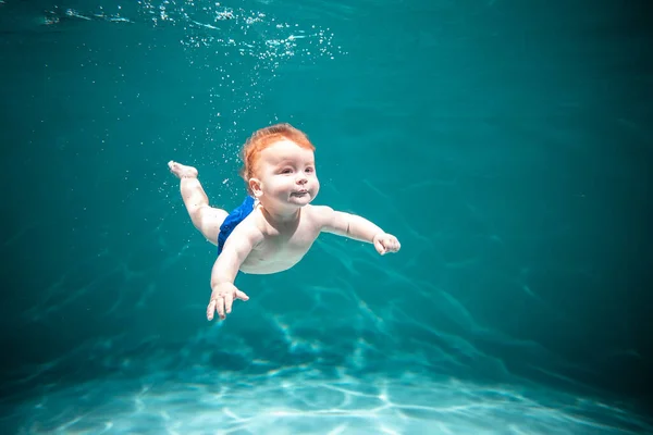 Miúdo bonito mergulha na piscina. Espaço de cópia Fotografias De Stock Royalty-Free