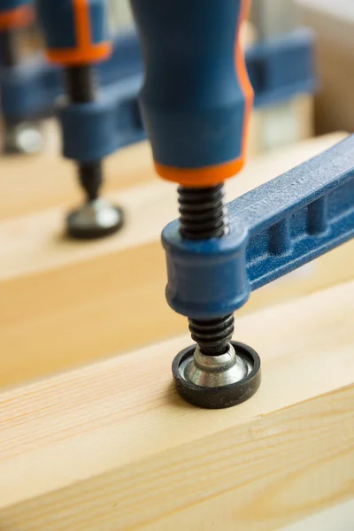 Pegado de madera mediante abrazaderas en un taller de carpintería — Foto de Stock