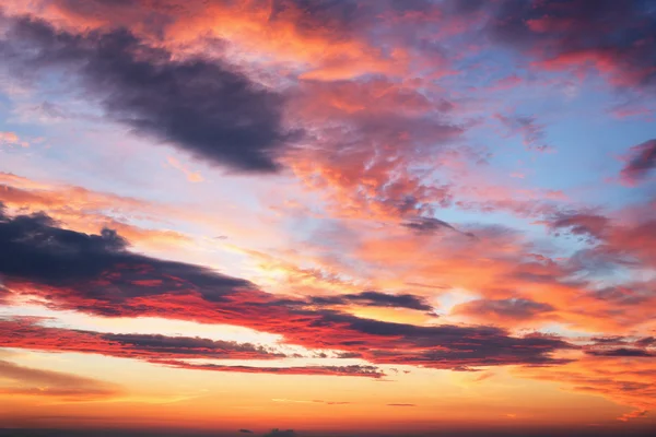 Cielo al tramonto con nuvole multicolore — Foto Stock