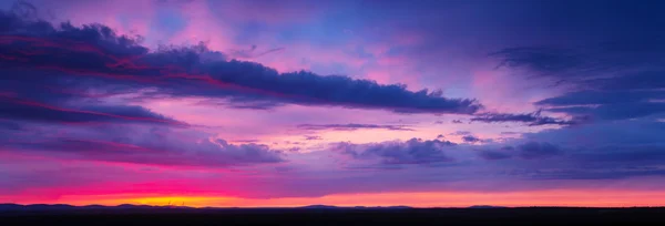 Закат неба с разноцветными облаками — стоковое фото