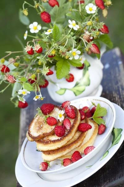 Bouquet of strawberry and pancakes — Stock Photo, Image