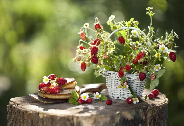 Bouquet of strawberry and pancakes — Stock Photo, Image