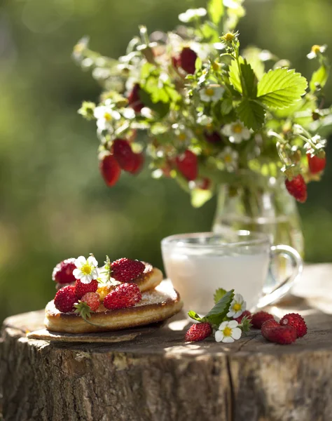 Bouquet de fraises et crêpes — Photo