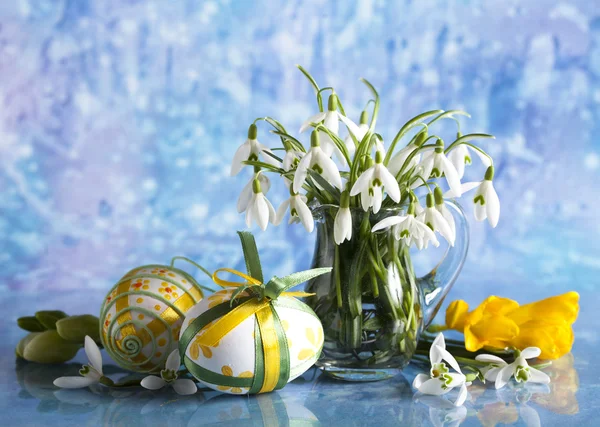 Ostereier und Frühlingsblumen — Stockfoto