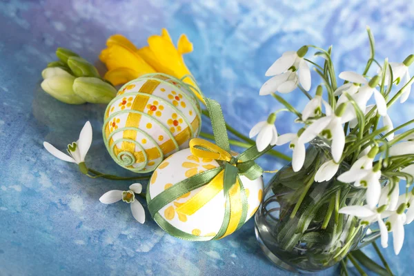 Huevos de Pascua y flores Imágenes de stock libres de derechos