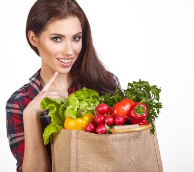 kadın bakkal çantası ve sebze ile