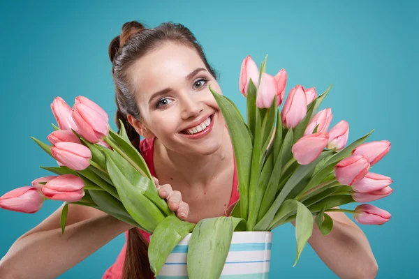 Vrouw met bloemen van de tulpen — Stockfoto