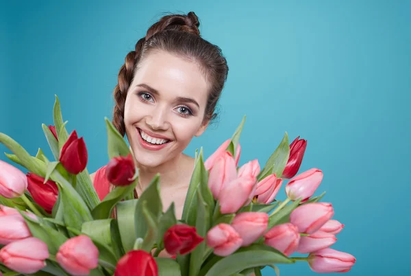 Frau mit Tulpenblüten — Stockfoto