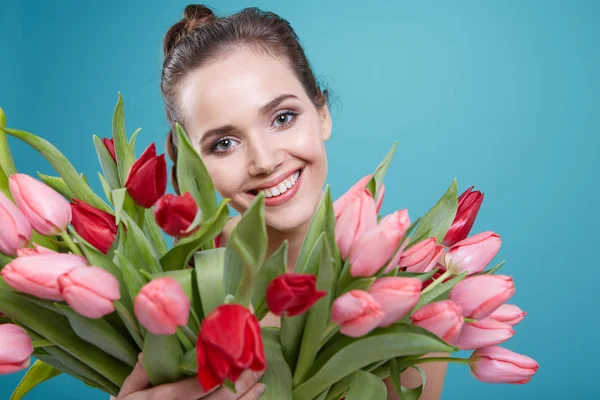 Mujer con tulipanes flores — Foto de Stock