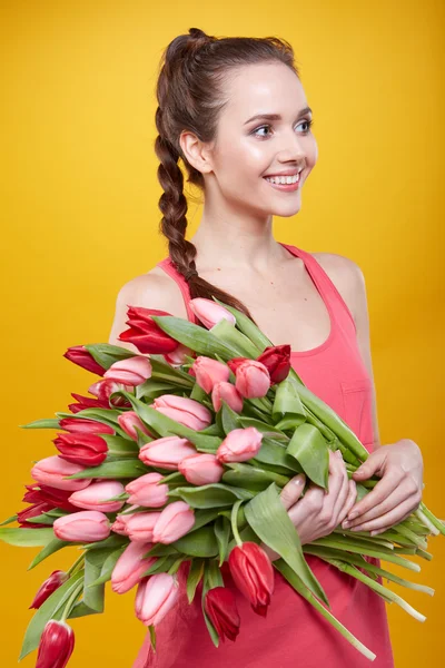 Femme avec des fleurs de tulipes — Photo